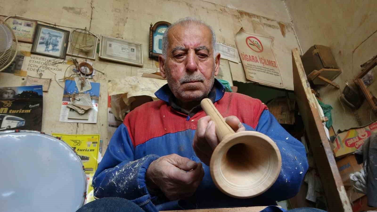 Eğlencelerin simgesi zurnayı 55 yıldır ağaçlara şekil vererek üretiyor