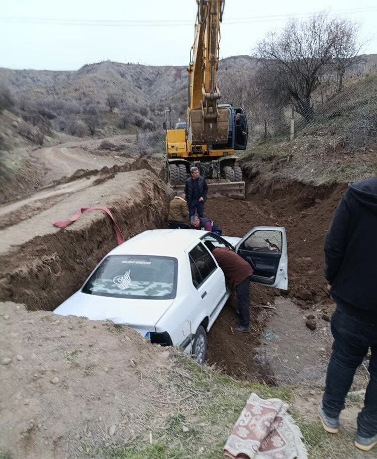 Elazığ'da çukura düşen araç kurtarıldı