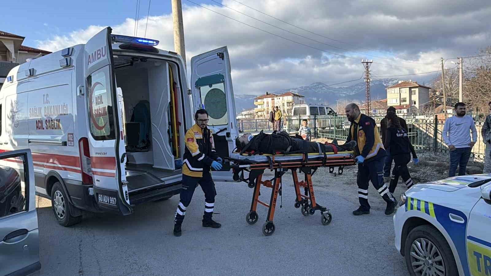 Erbaa'da motosiklet ile otomobil çarpıştı: 2 yaralı