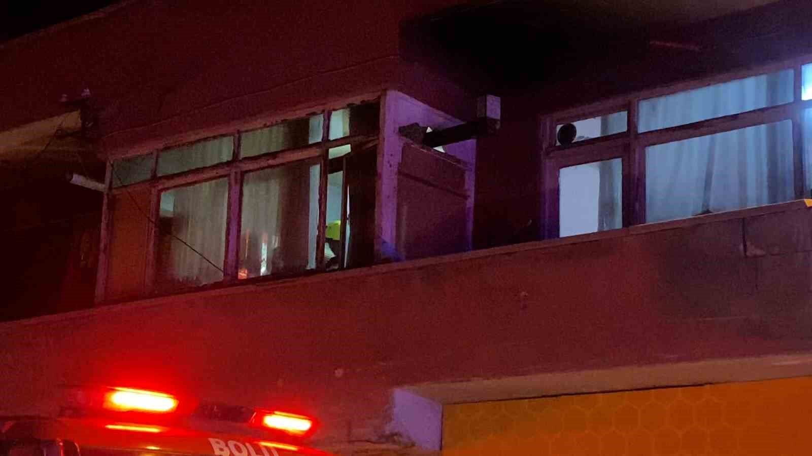 Evinin balkonundan soba borusu çıkarttı, vatandaş yangın var zannetti: Ekipler harekete geçti