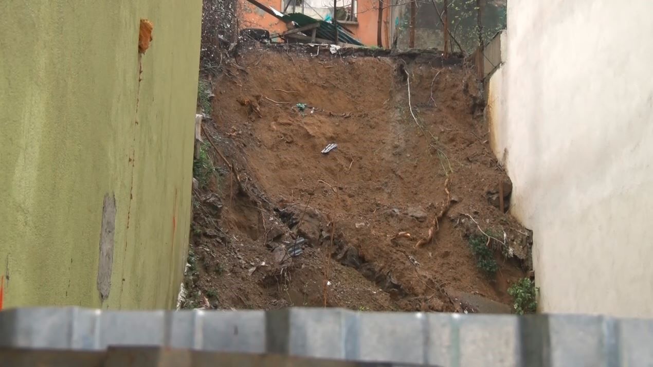 Eyüpsultan'da istinat duvarı çöktü