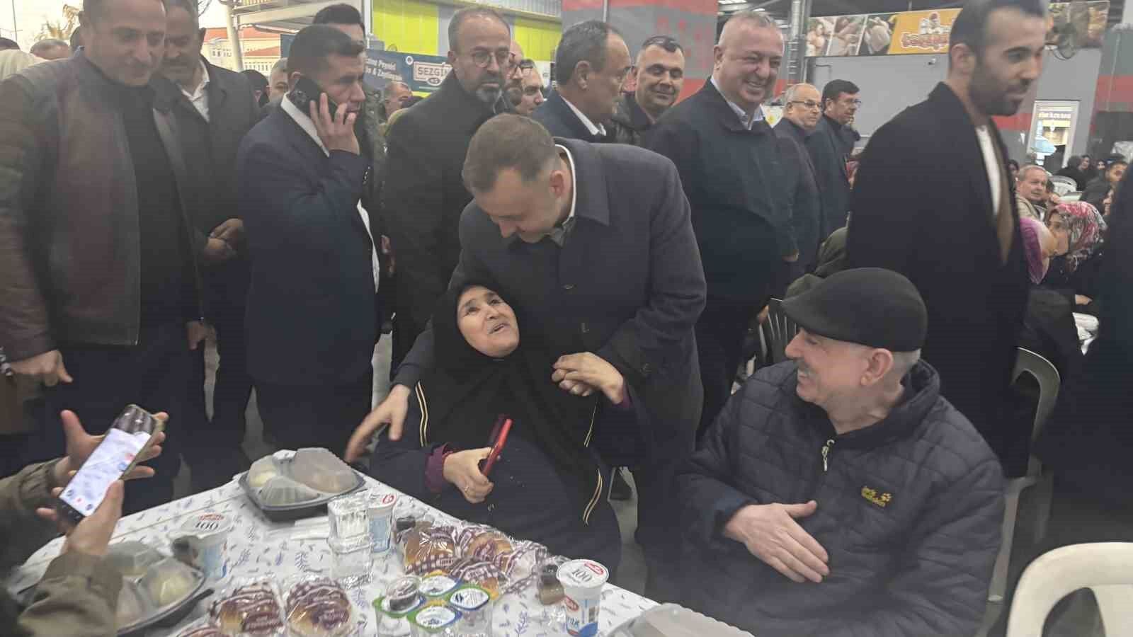 Ezine'de 10 bin kişi iftar sofrasında buluştu