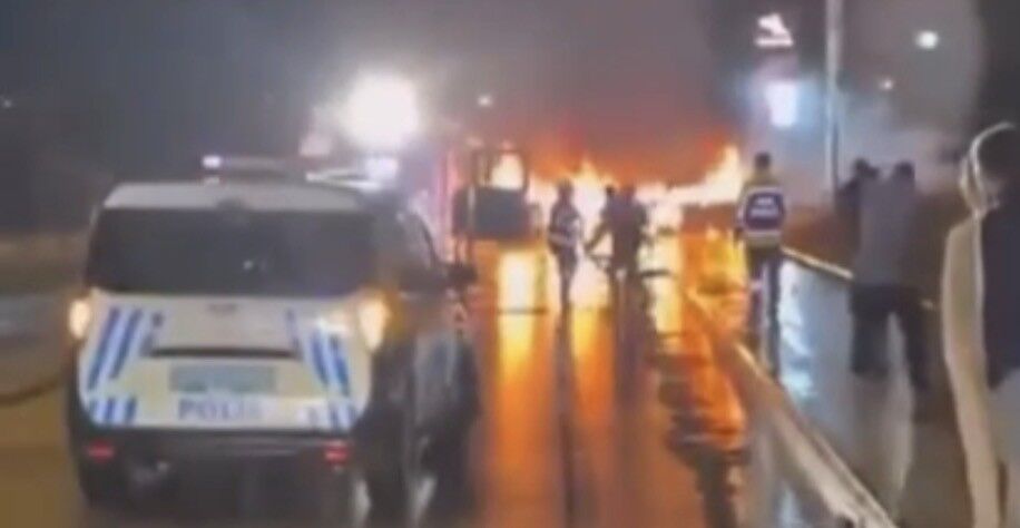 Gaziantep'te çarpışan iki otomobil alev topuna döndü