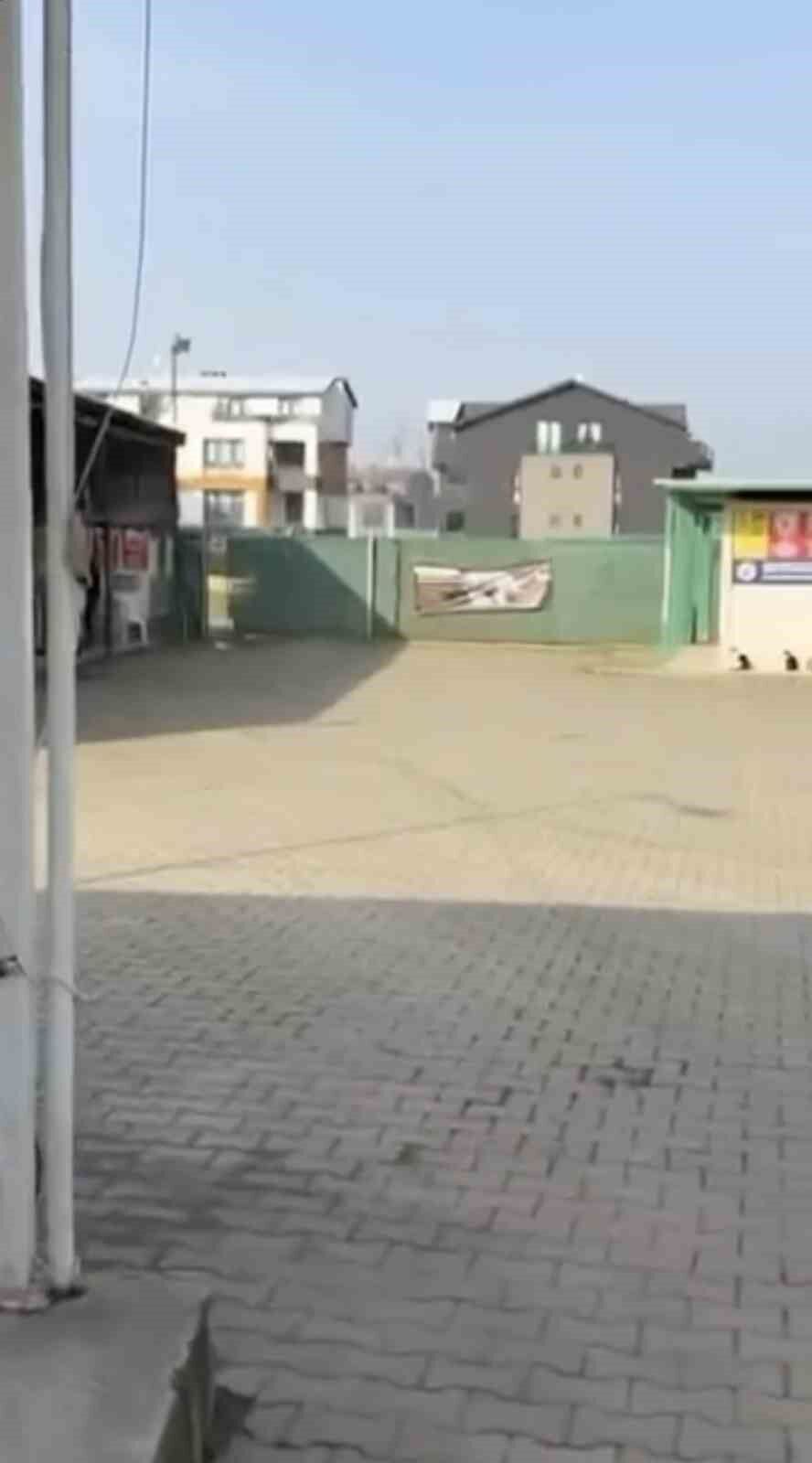 Gemlik Belediyesinin Umurbey'deki barınağını önünde toplanan hayvanseverler içeriye alınmadı