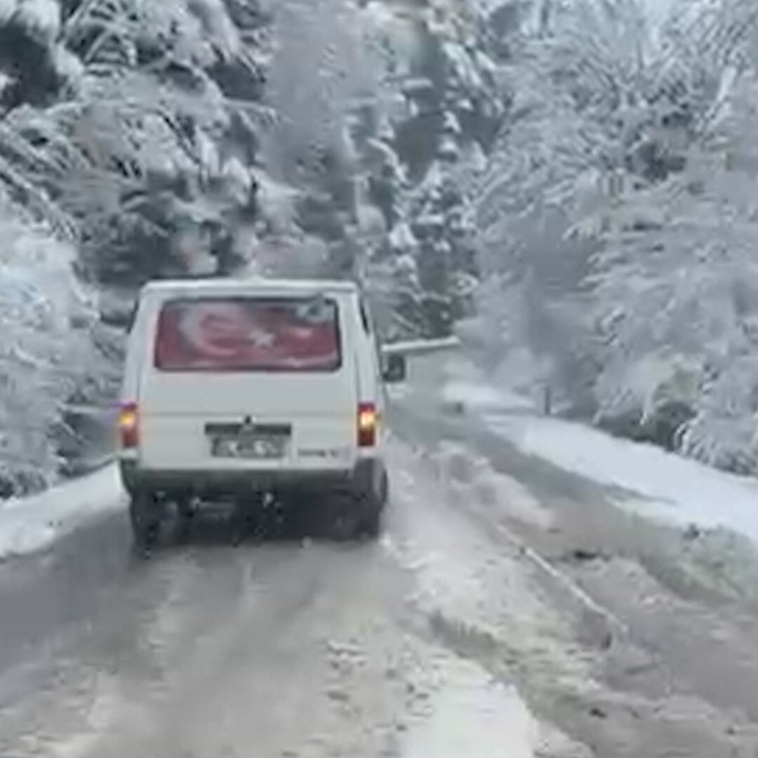 Gölcük yolunda kar sürprizi: Kar lastiği olmayan araç yolda kaldı