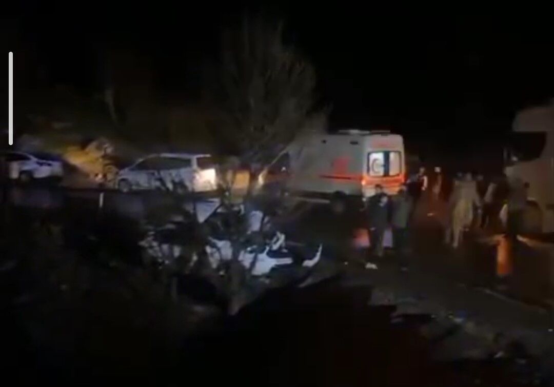 Hakkâri'de tır otomobille çarpıştı: 2 yaralı