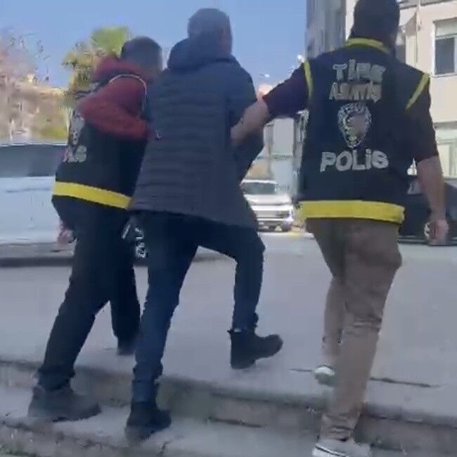 İzmir'de 15 yıldır aranan şüpheli sahte kimlikle yakalandı