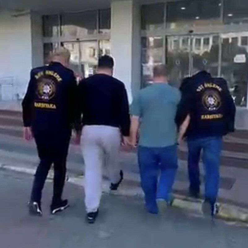 İzmir'de kesinleşmiş hapis cezası bulunan 2 firari yakalandı