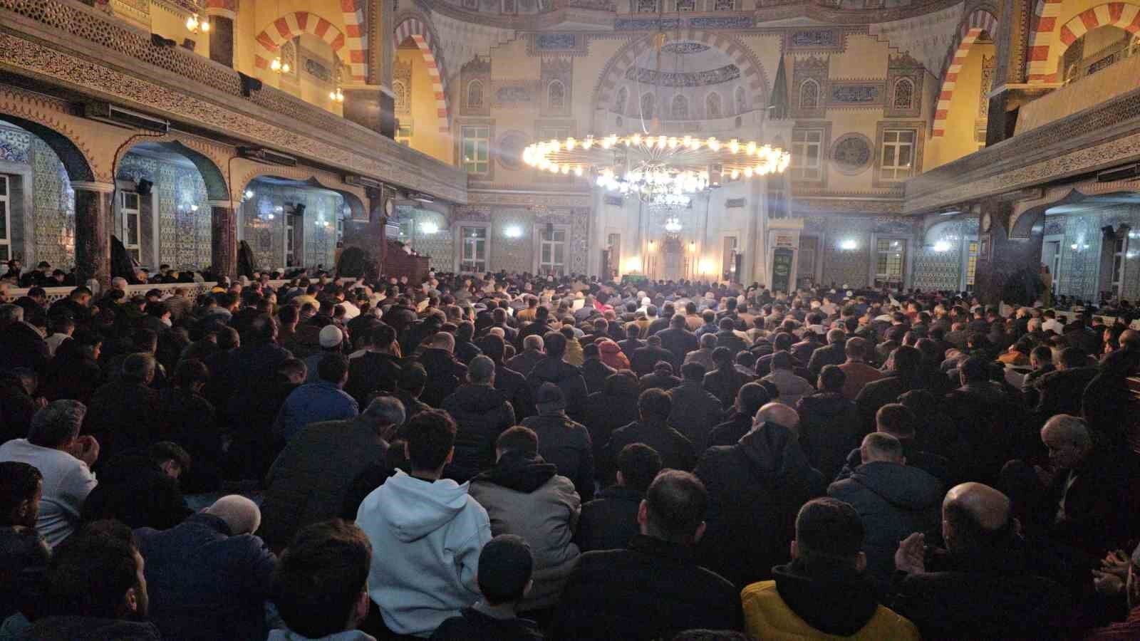 Kadir Gecesi'nde camiler doldu taştı