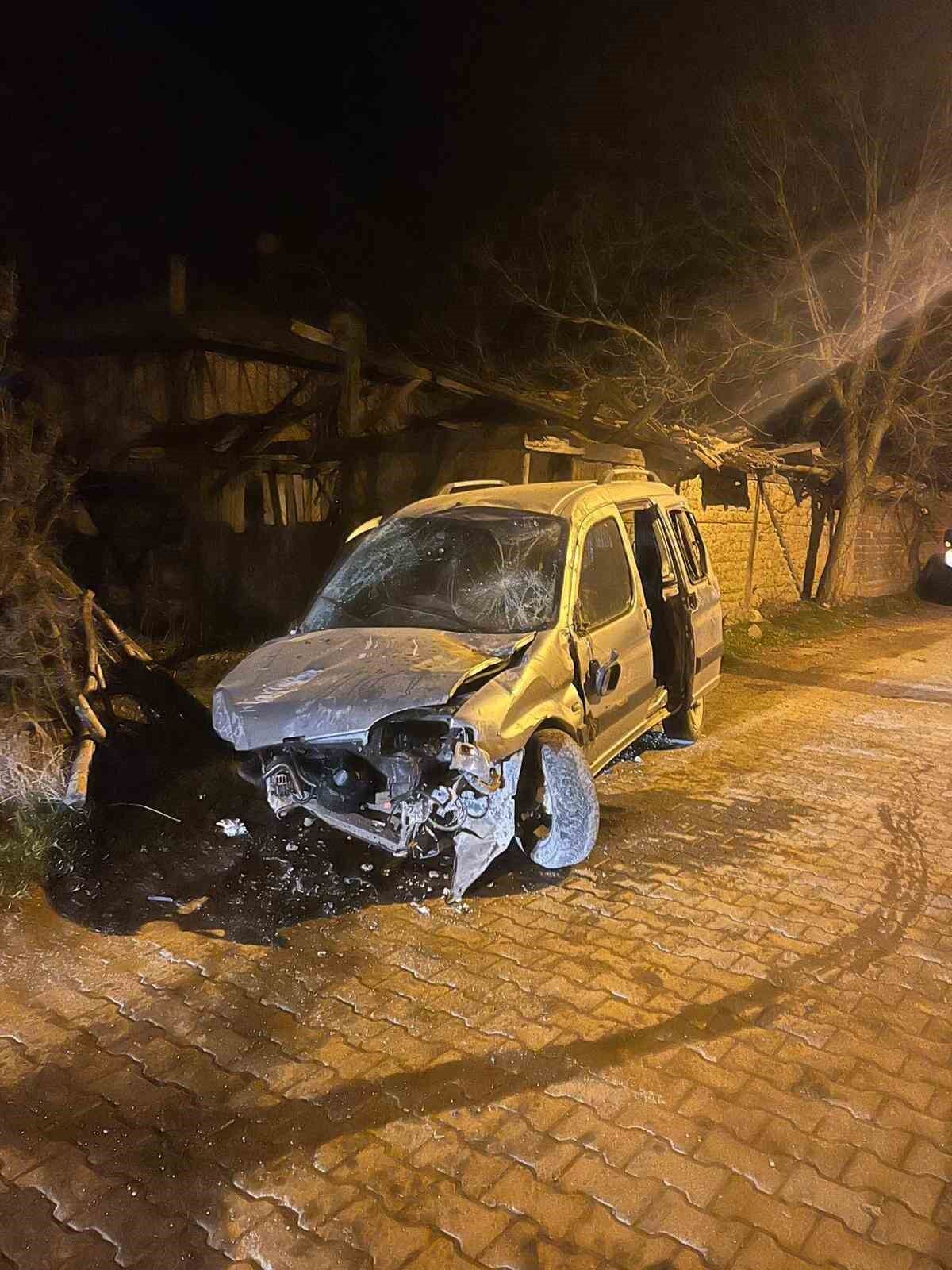 Kastamonu'da hafif ticari araç taşa çarptı: 1 yaralı