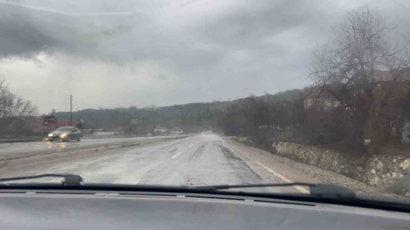 Kastamonu'da sağanak yağış sürücülere zor anlar yaşattı