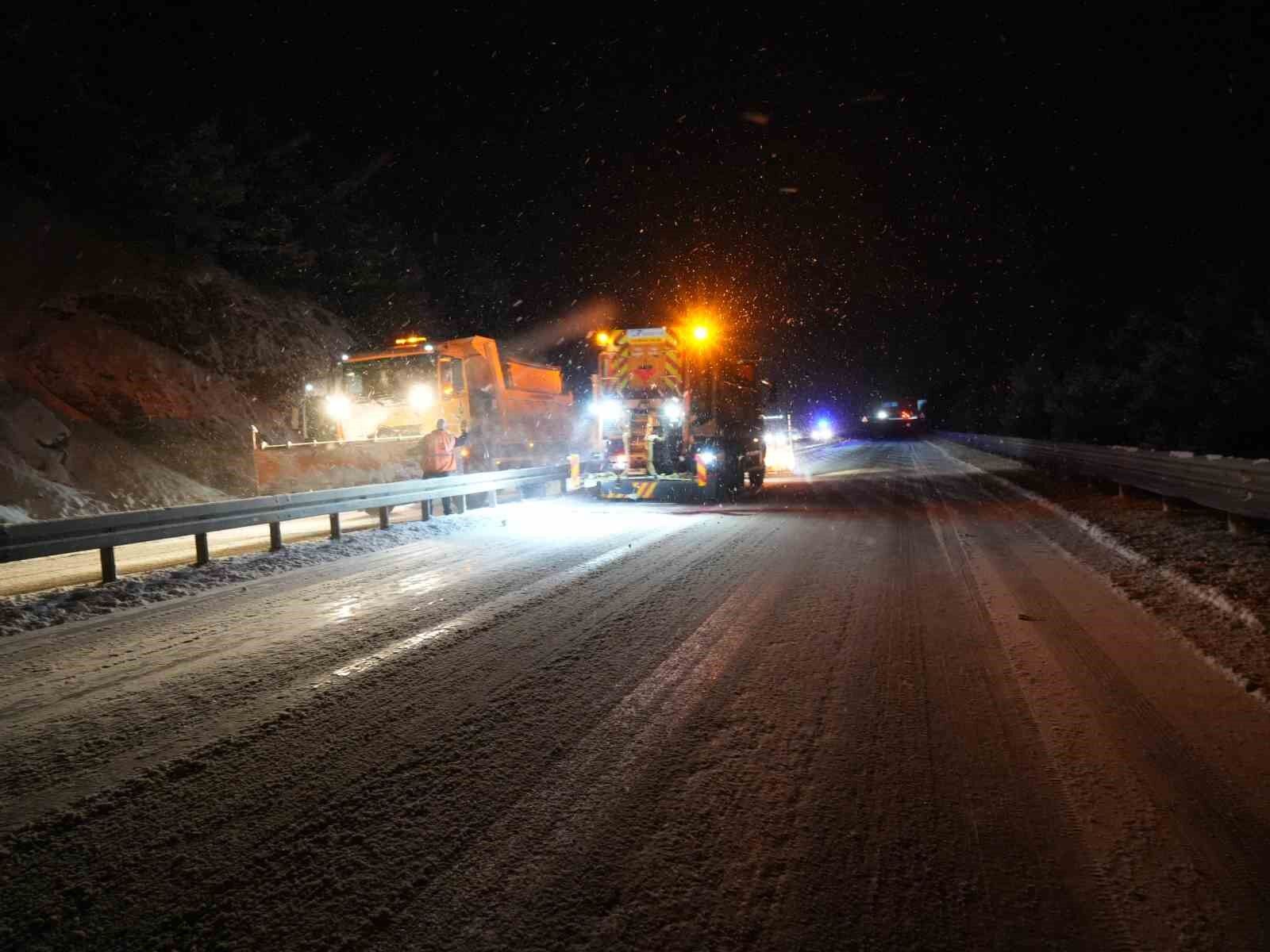 Kastamonu'da yoğun kar yağışı: Araçlar yolda mahsur kaldı