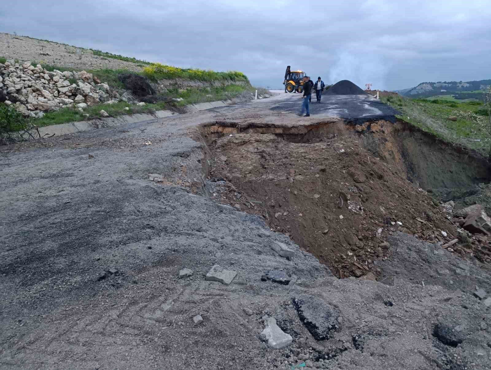 Manisa'da çöken Kula-Selendi karayolu ulaşıma kapatıldı