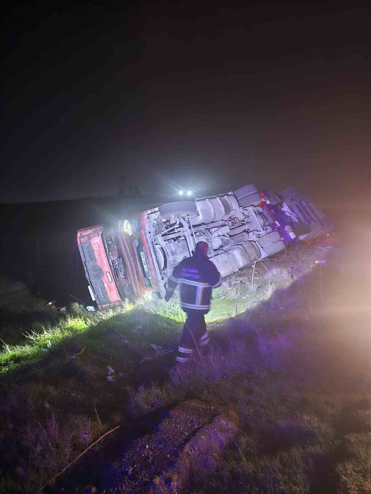 Mardin'de tır devrildi: 1 yaralı