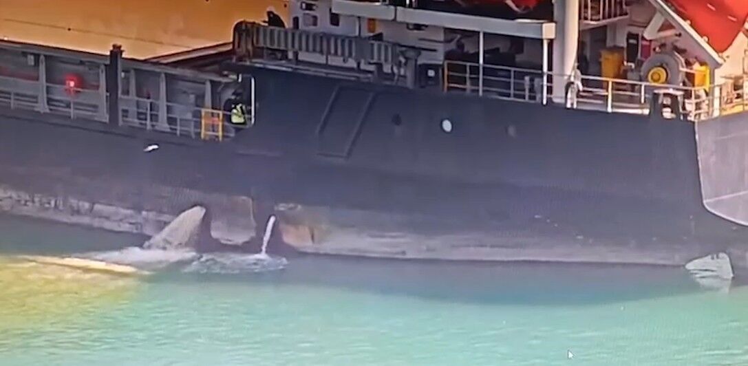 Mersin'de denizi kirleten gemiye 13 milyon TL ceza kesildi, gemi rıhtıma bağlandı