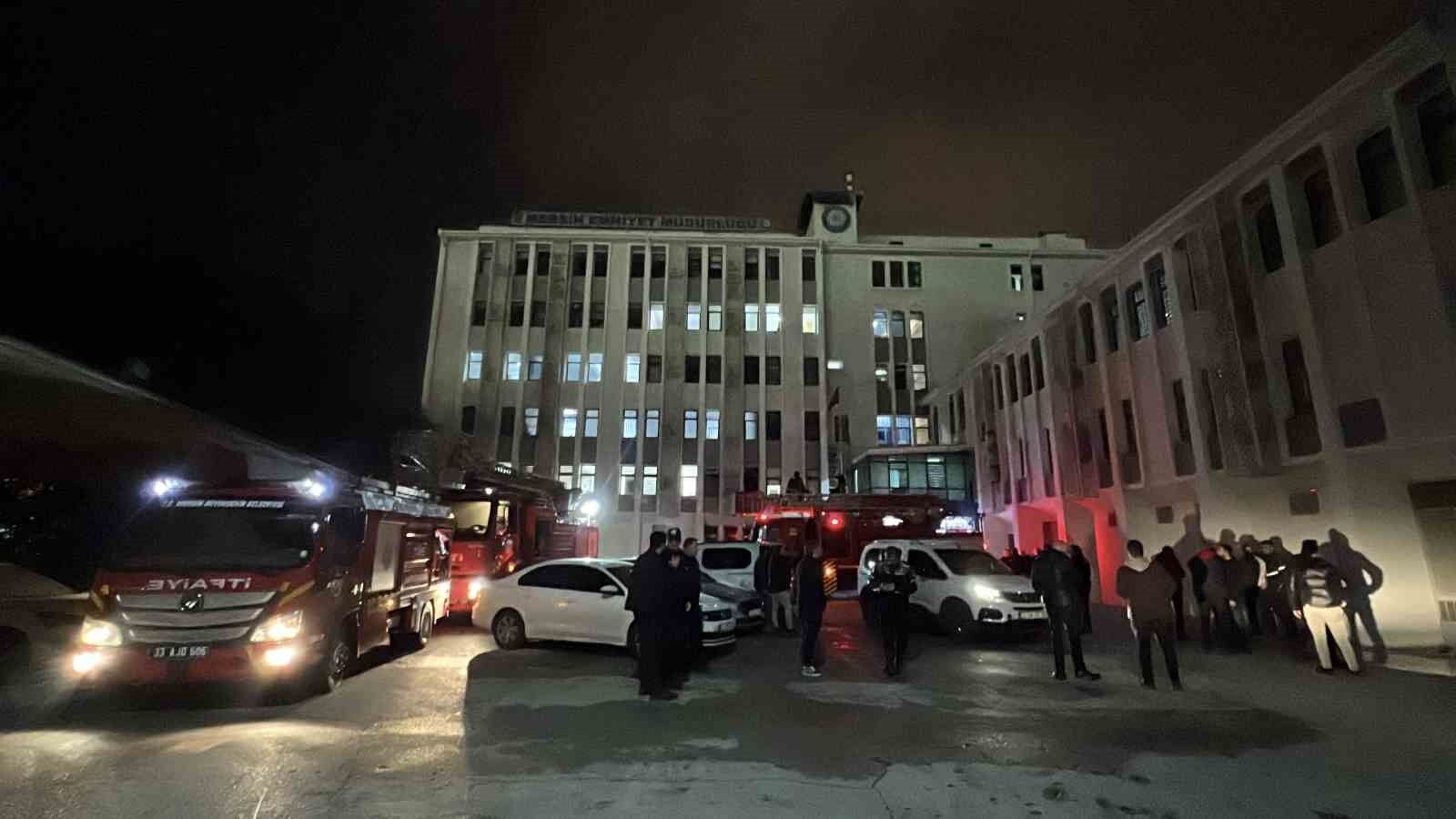 Mersin'de emniyetin ek binasında çıkan yangın büyümeden söndürüldü