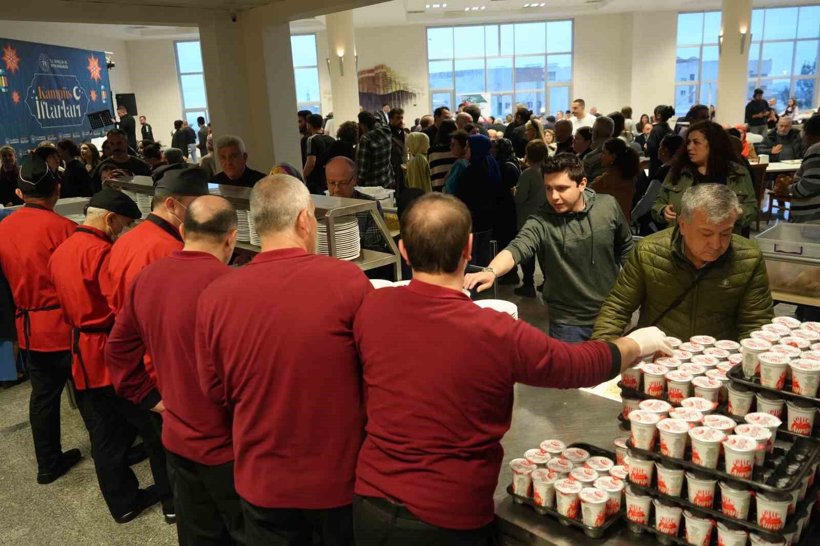 OMÜ'de 2 bin kişi aynı iftar sofrasında buluştu