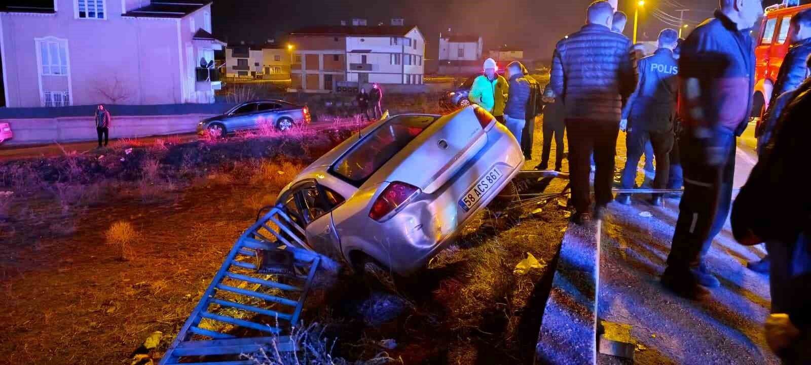 Otomobil bariyere çarptı: 1'i ağır, 2 kişi yaralandı