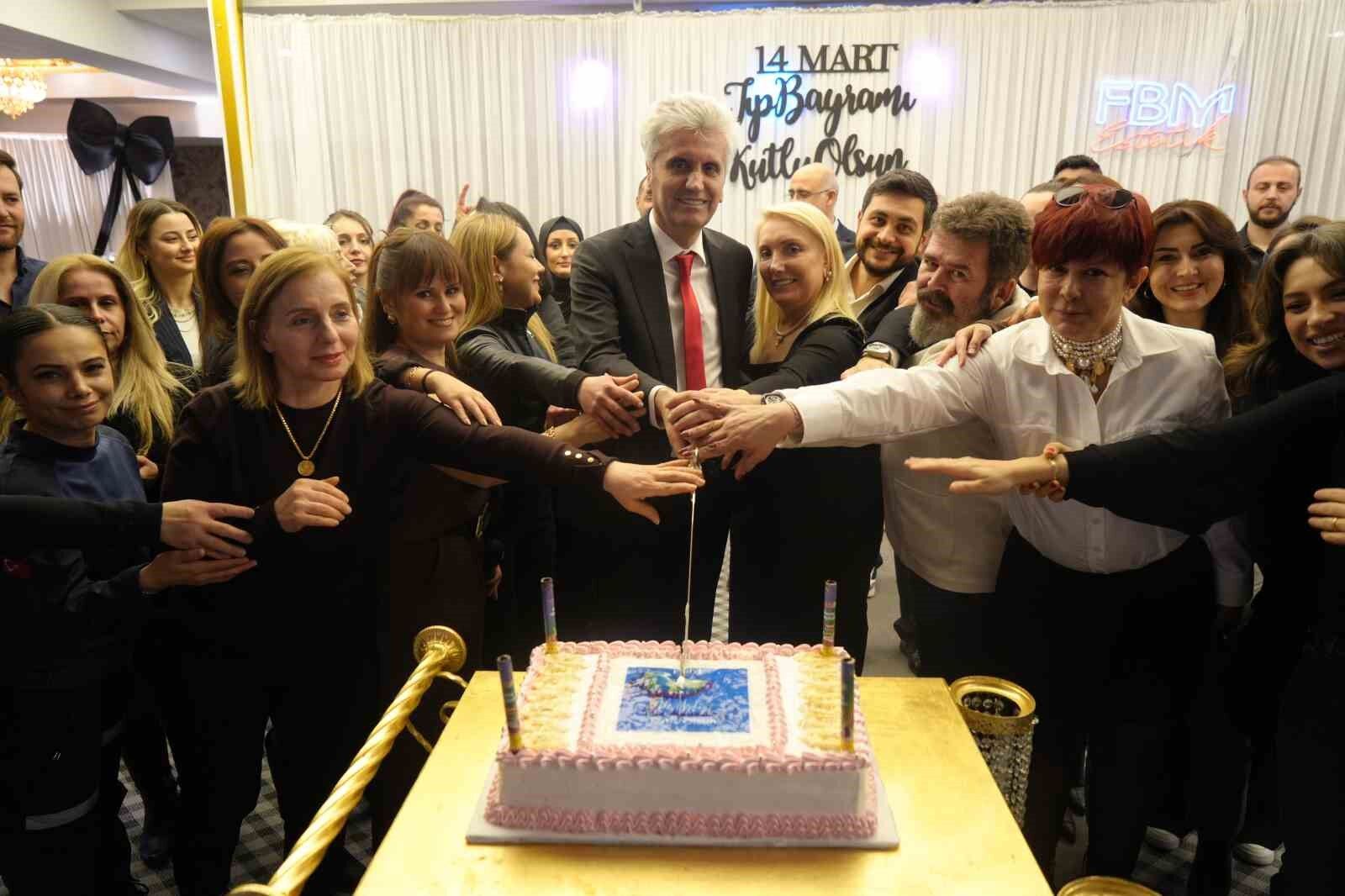 Samsun'da sağlık çalışanları Tıp Bayramı'nı kutladı ardından iftarda buluştu