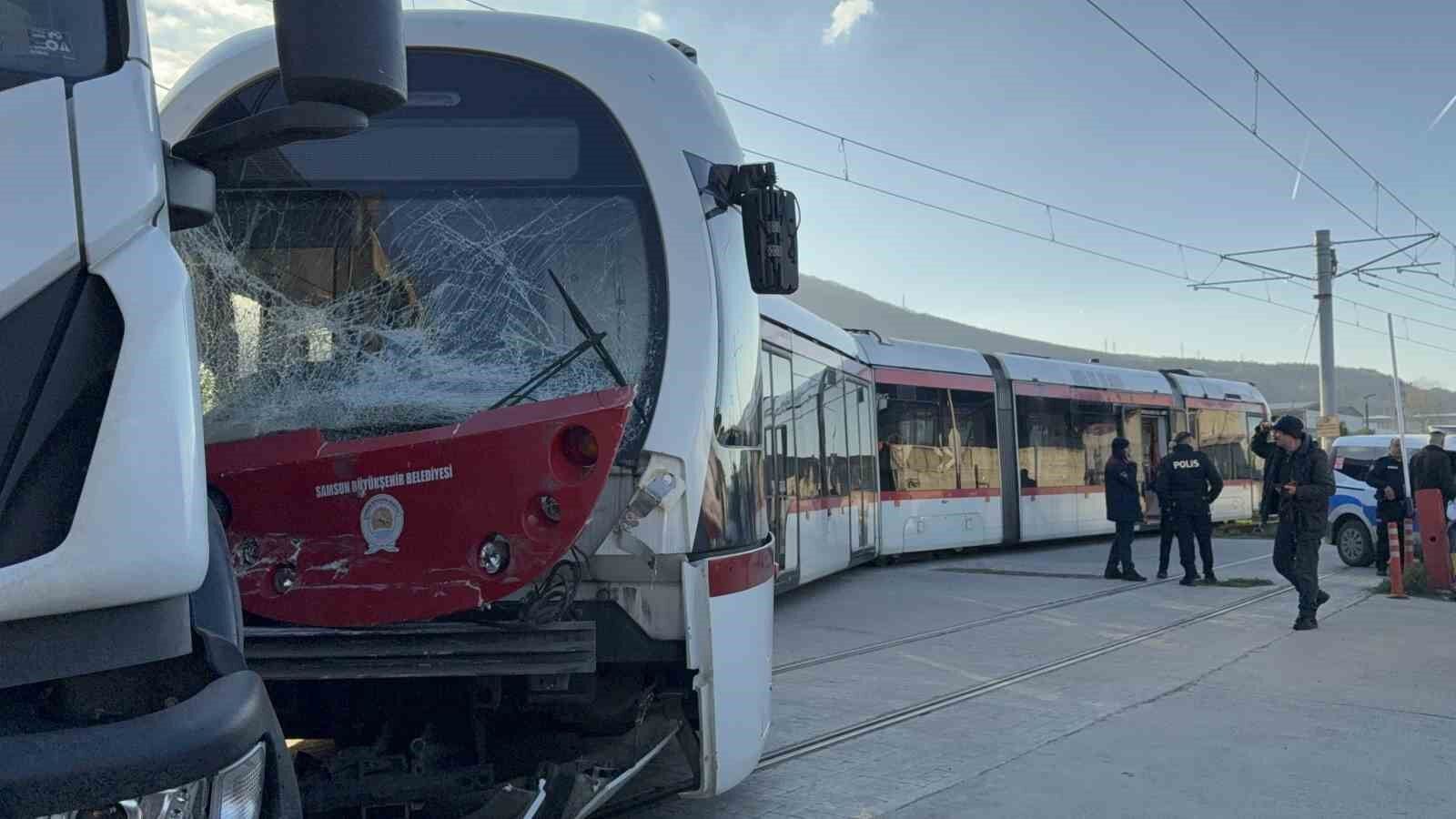 Samsun'da tramvay ile kamyon çarpıştı: 3 yaralı