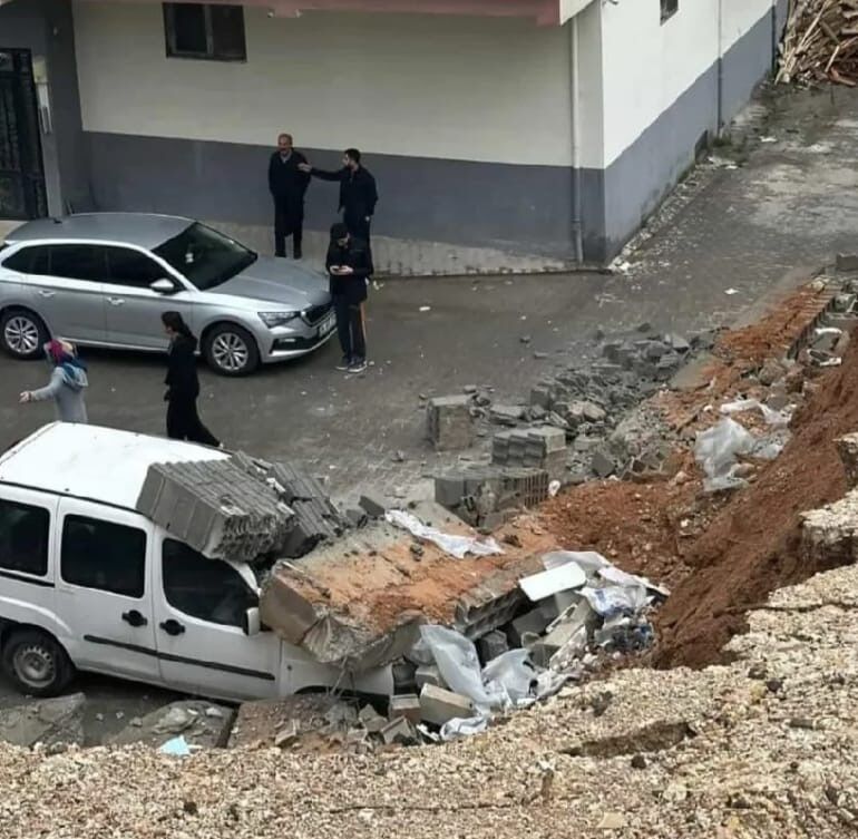 Şanlıurfa'da aşırı yağış istinat duvarını yıktı: O anlar kamerada