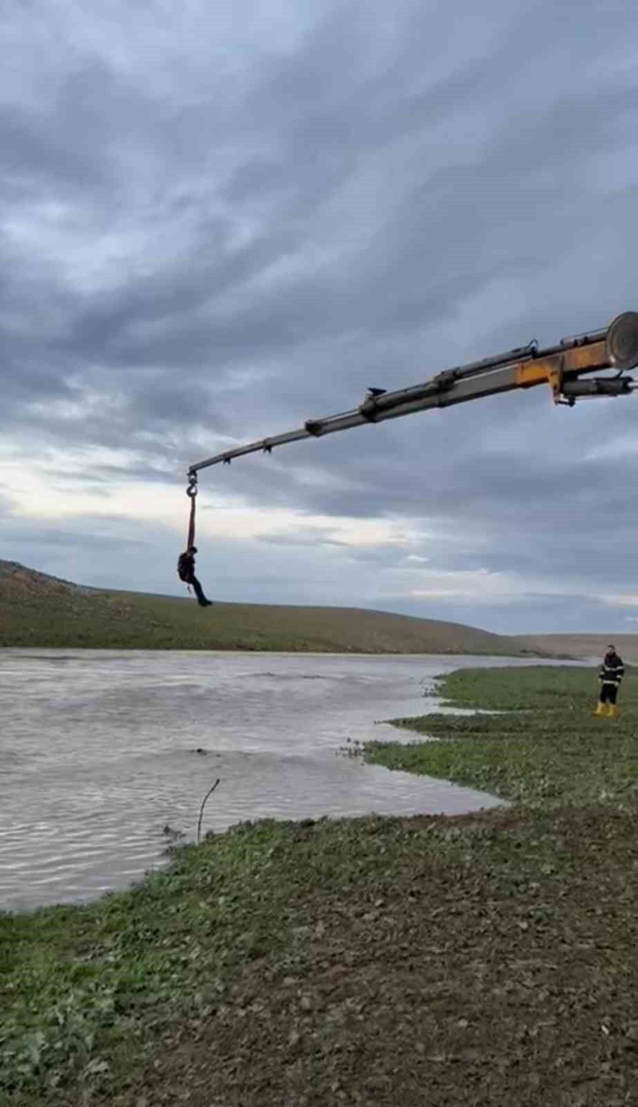 Şanlıurfa'da dere sularına kapılan traktör sürücüsü vinçle kurtarıldı