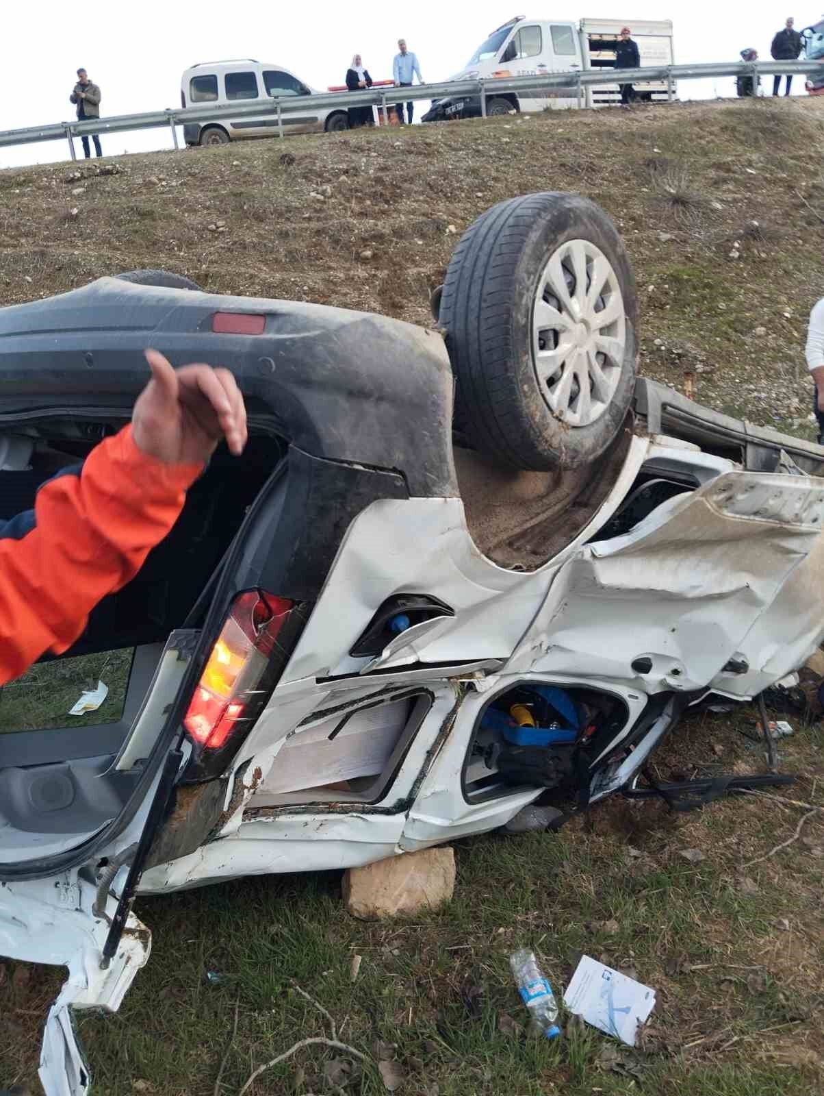 Siirt'te otomobil şarampole yuvarlandı: 1 ölü, 2 yaralı