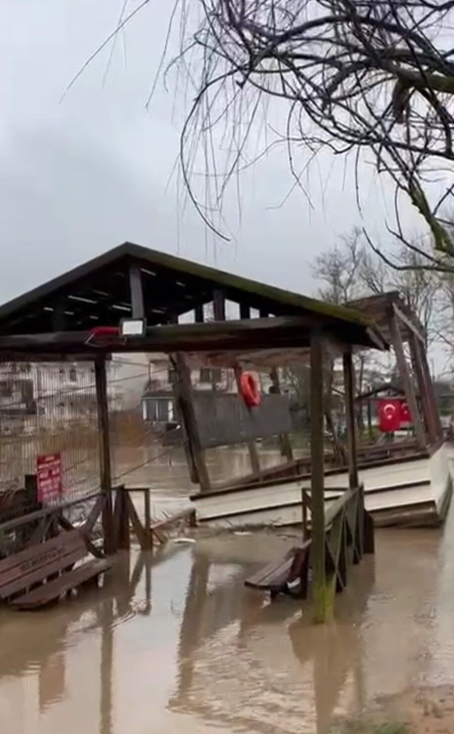 Şile'de sağanak su baskınlarına neden oldu