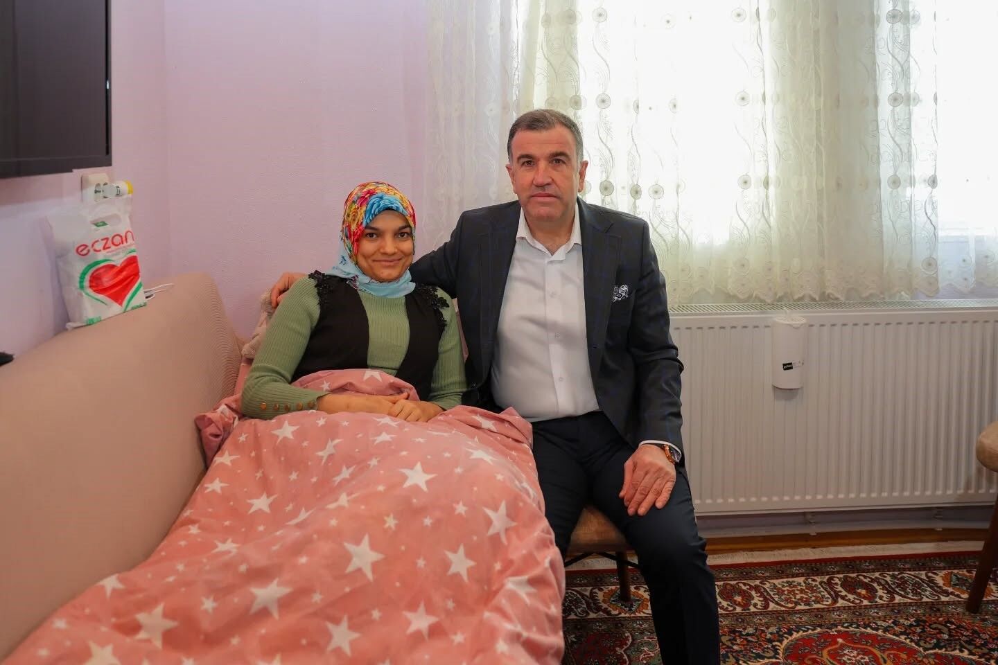 Sosyal medya üzerinden pasta-börek satarak geçimini sağlayan aileye Vali Eldivan'dan moral ziyareti