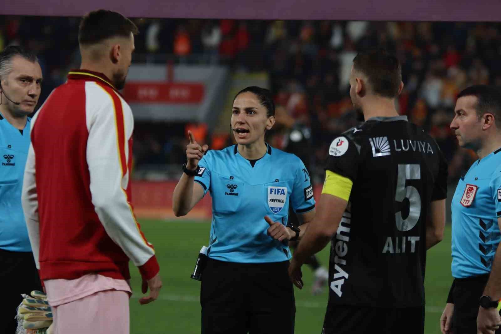 Süper Lig'de 22 yıl sonra kadın hakem düdük çaldı