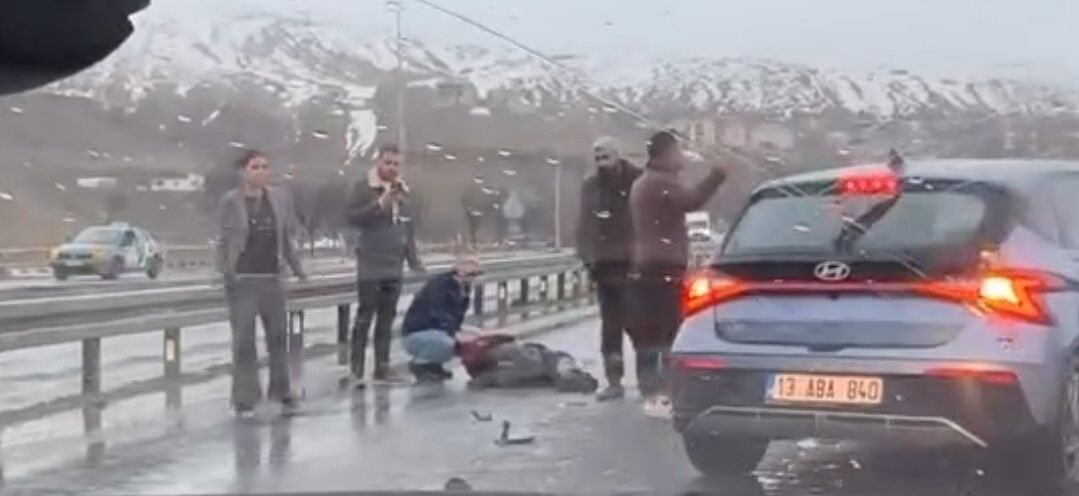 Tatvan'da otomobilin çarptığı bisiklet sürücüsü ağır yaralandı