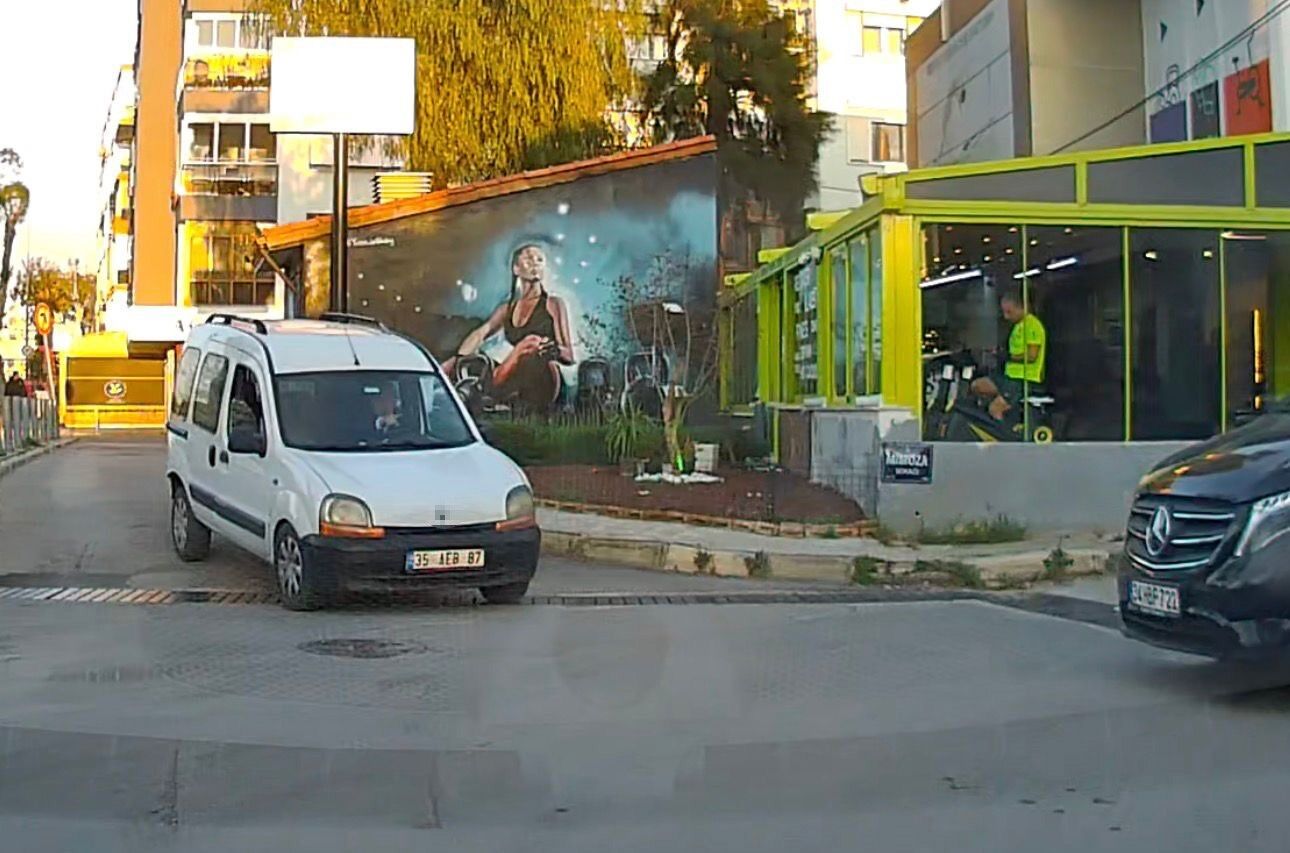 Ters yöne giren sürücünün kural ihlali araç kamerasına yansıdı