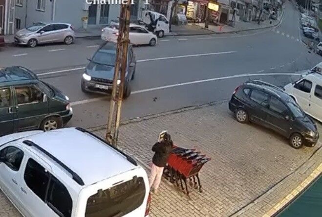Trabzon'da otomobilin çarptığı genç kadın metrelerce savruldu... O anlar kamerada