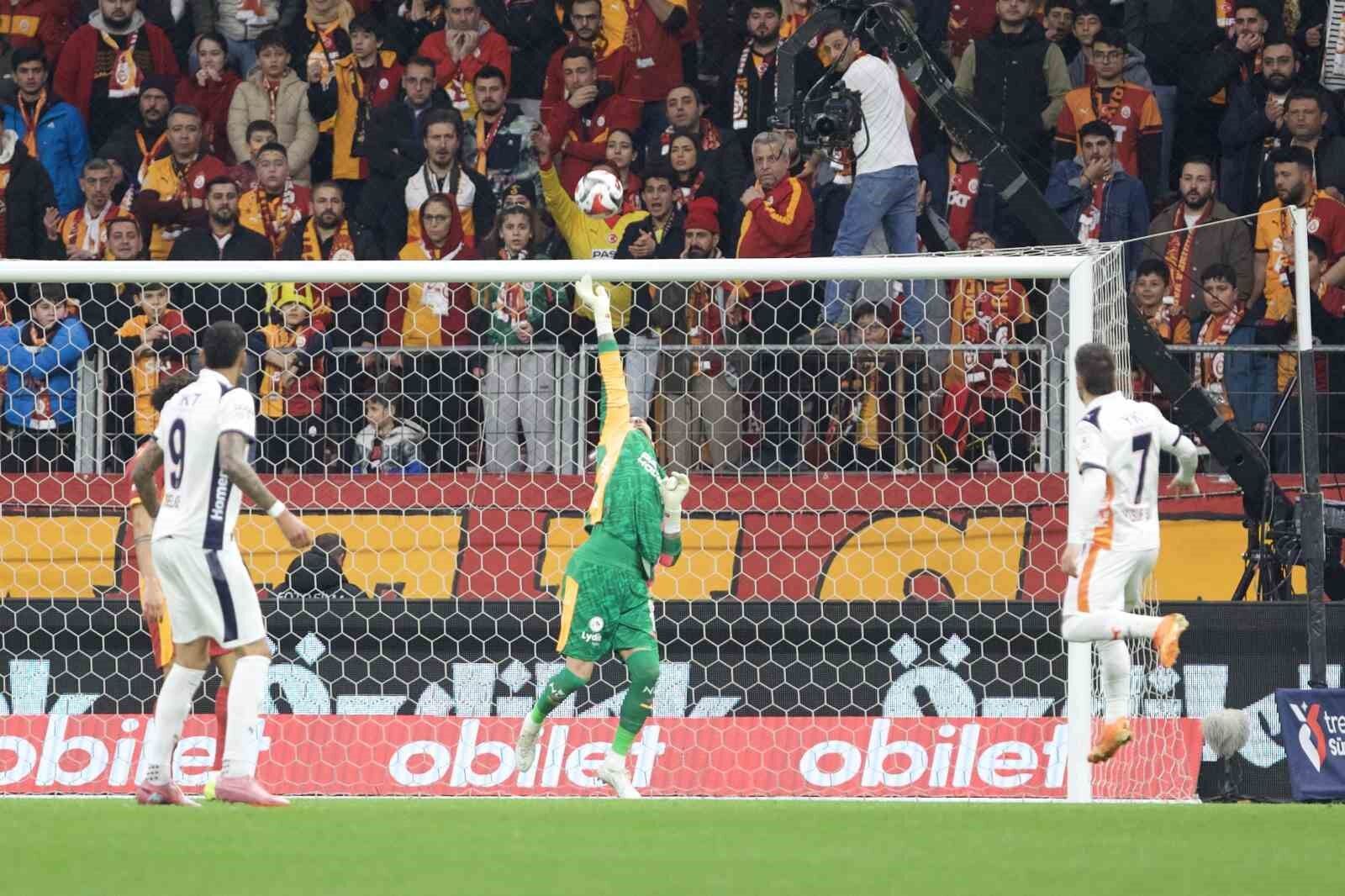 Uğurcan Çakır'dan alkışlanacak hareket