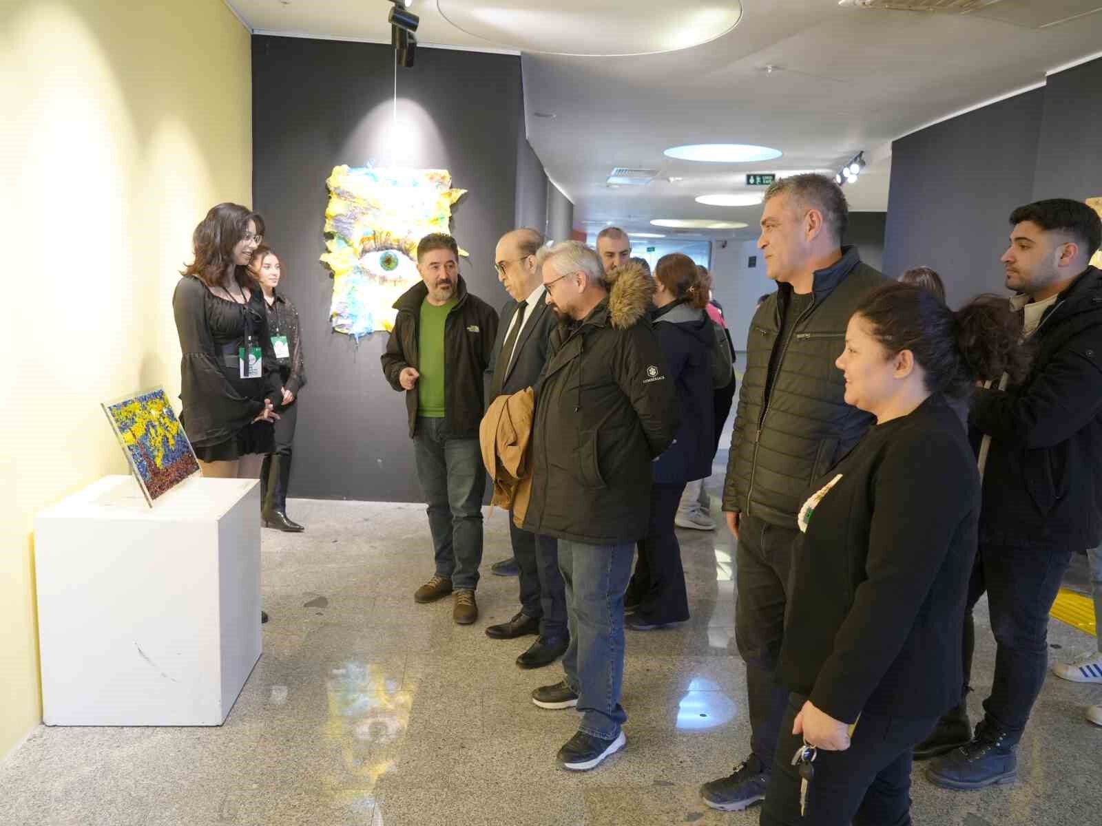 Üniversite öğrencileri atıkları sanata dönüştürdü