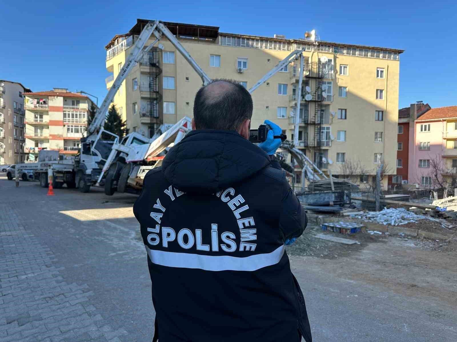 Uşak'ta beton pompası yan yattı: Altında kalan işçi hayatını kaybetti