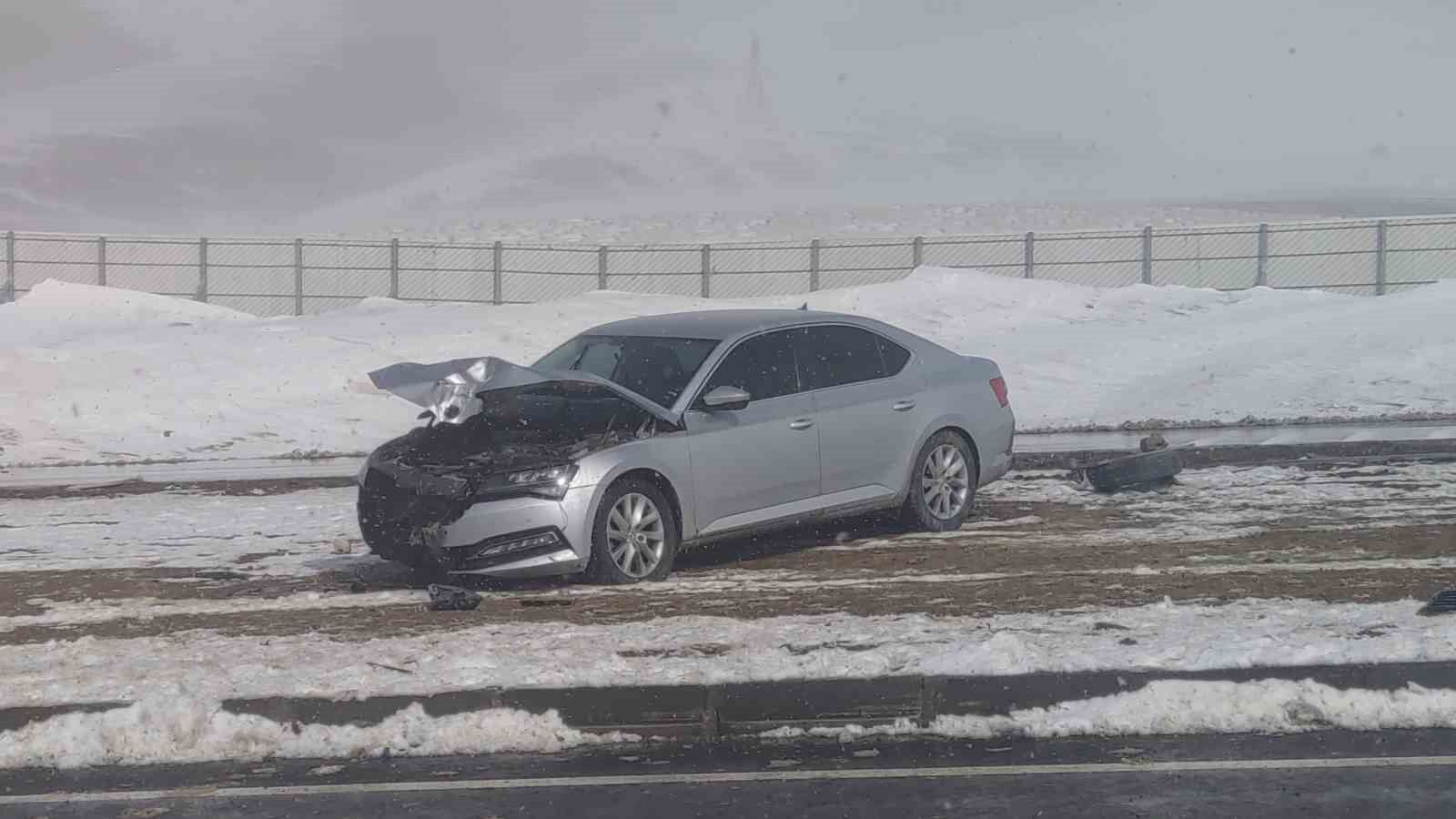 Van'da Kaymakamın bulunduğu otomobil kaza yaptı