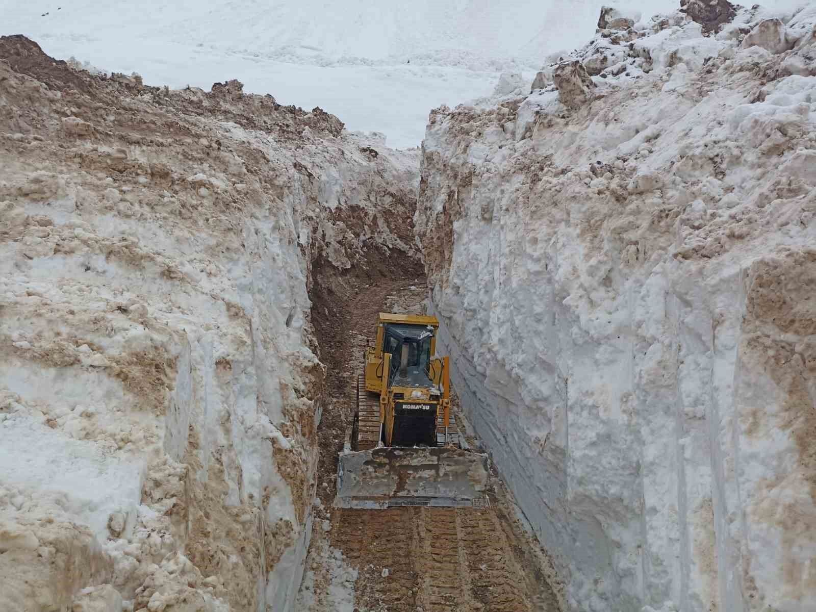 Yüksekova'da 8 metrelik kar tünelleri: İş makinesi içinde kayboldu