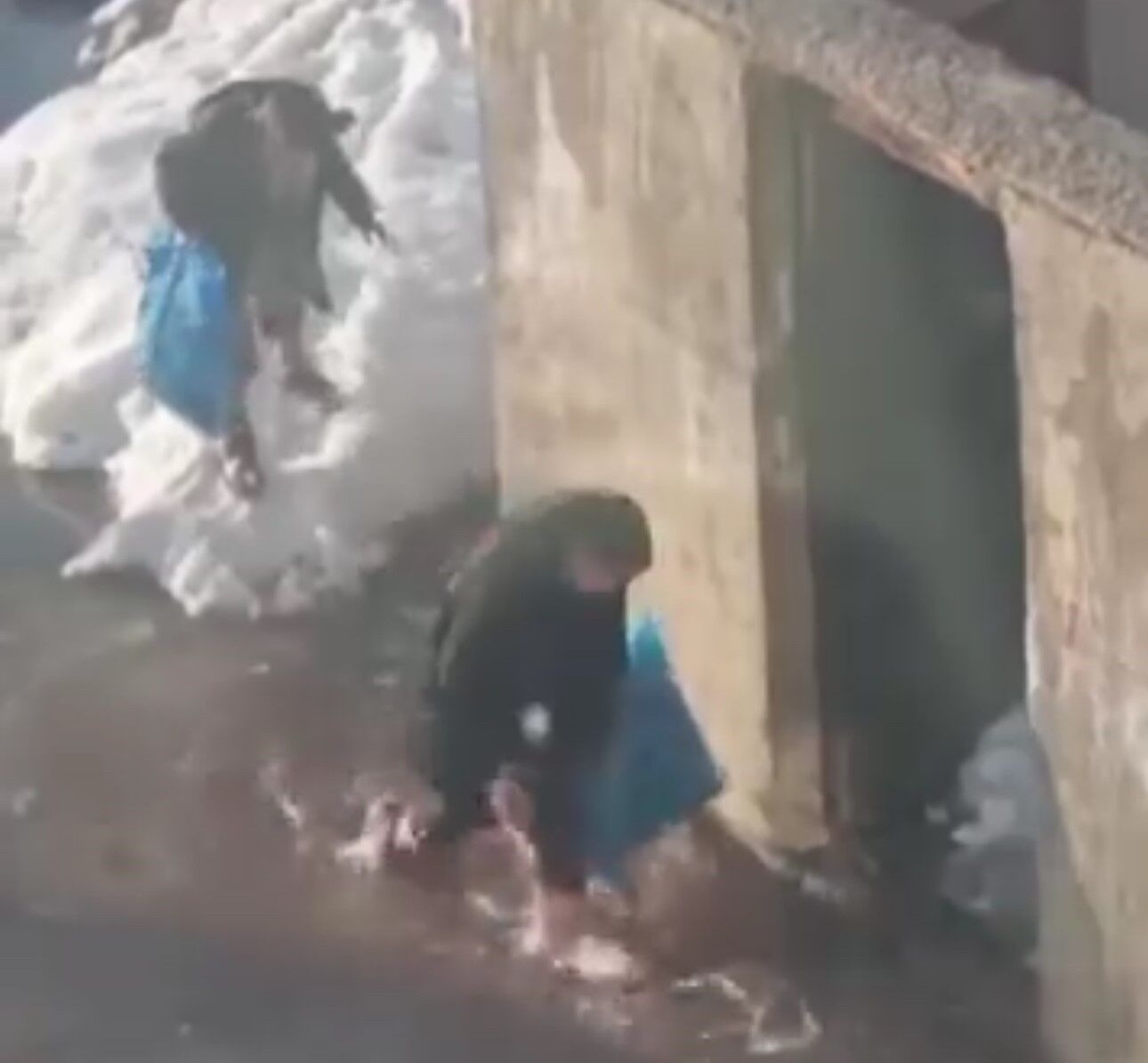 Yüksekova'da çocukların sular altında kalan yollarda şeker mesaisi