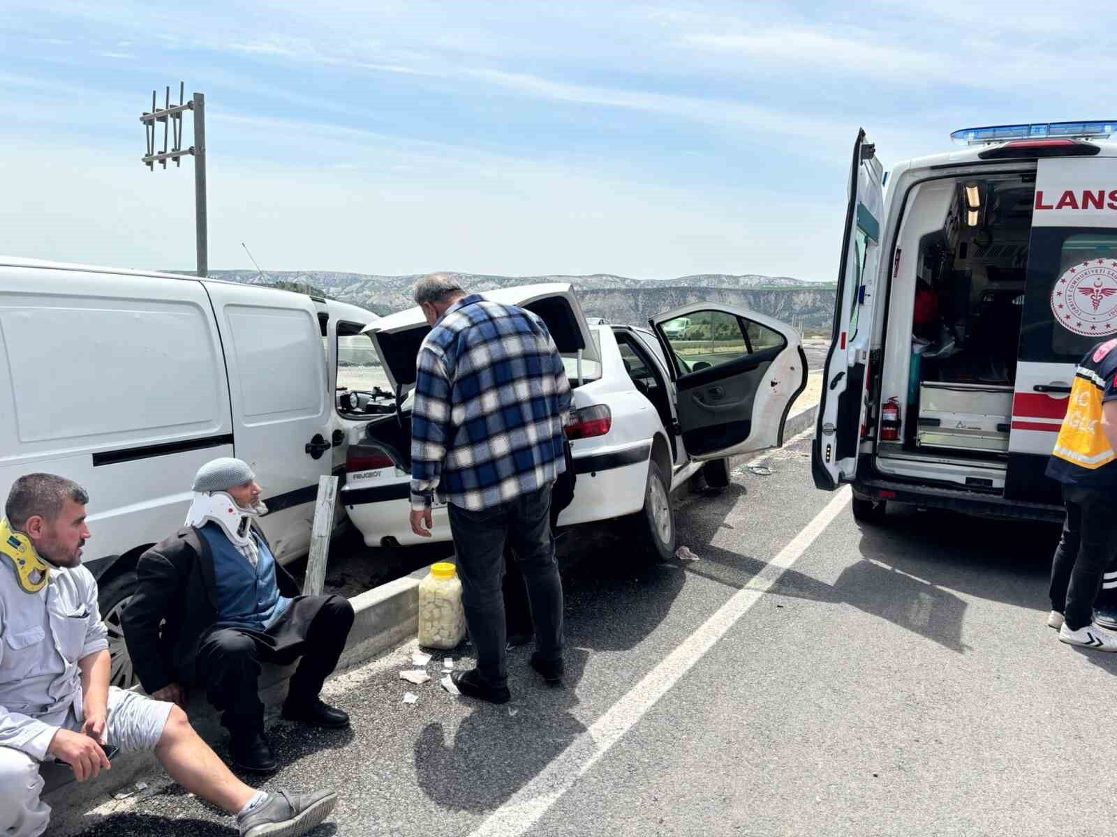 Adıyaman'da iki araç çarpıştı: 4 yaralı