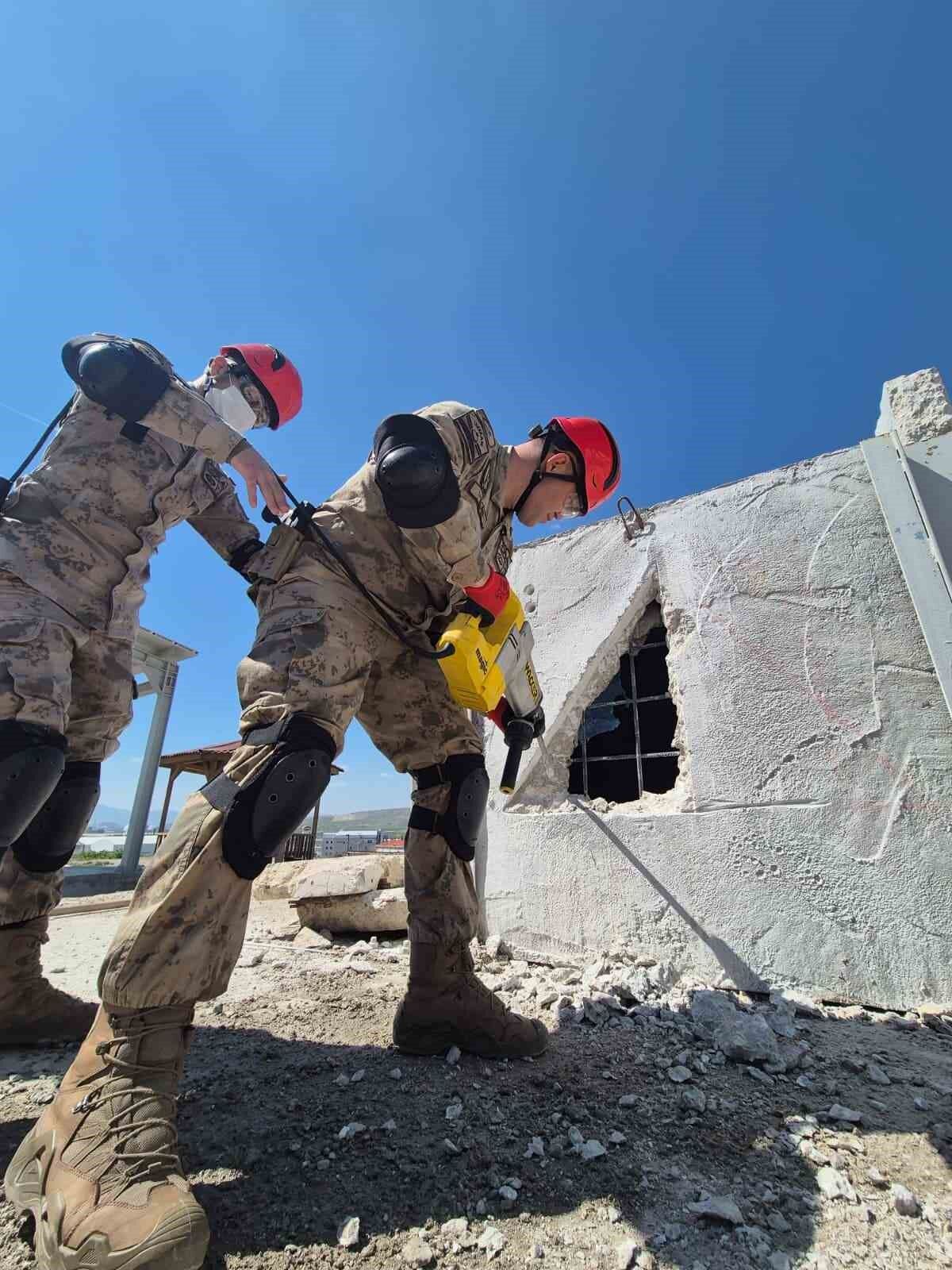 AFAD'dan jandarma komandolara arama ve kurtarma eğitimi