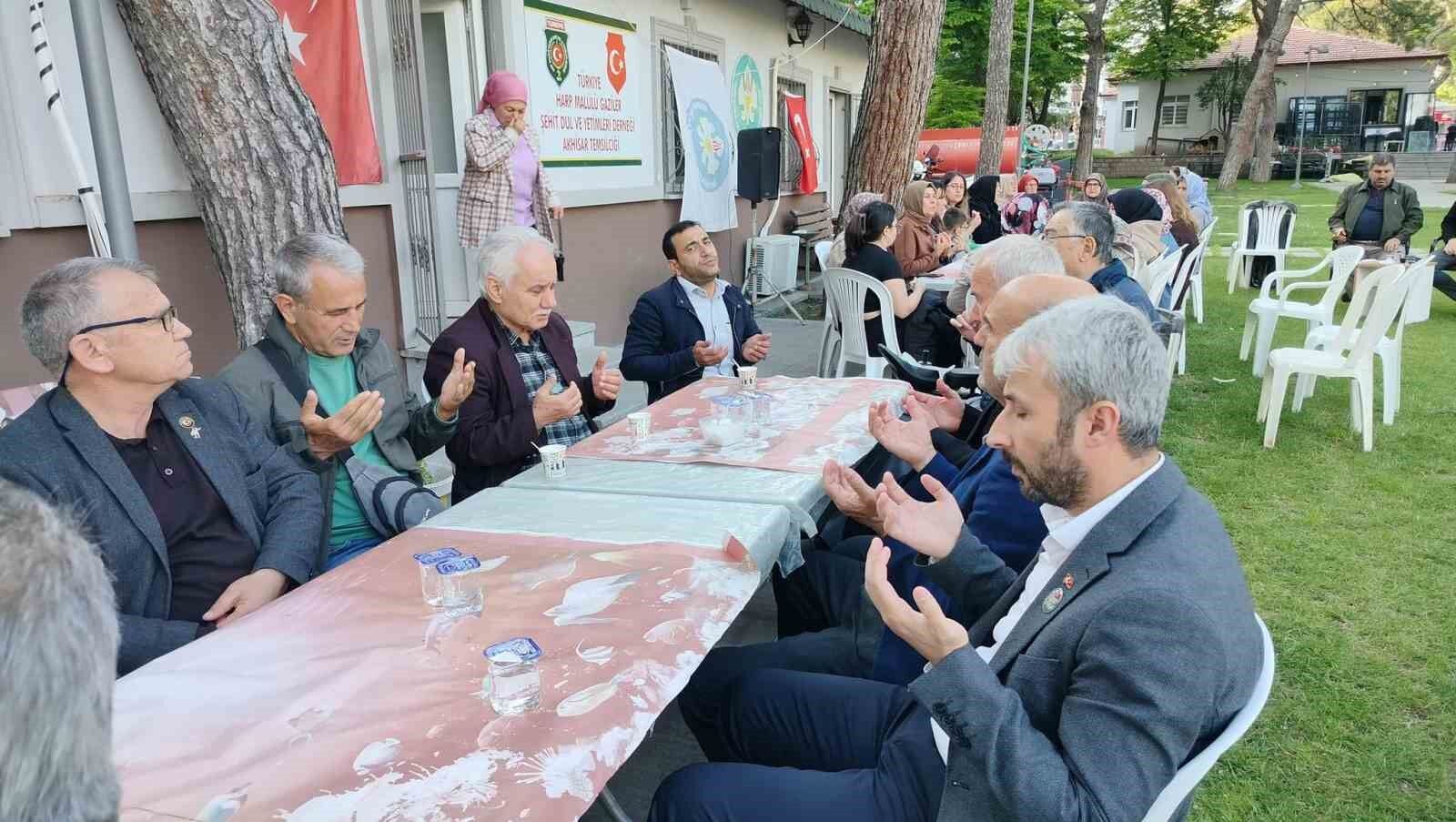 Akhisar'da şehit aileleri ve gazilerden duygu dolu buluşma