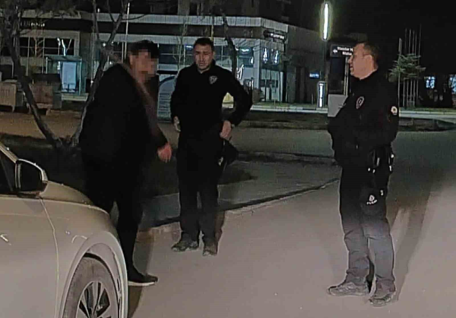Aksaray polisinin elinde keser olan adamla imtihanı kamerada