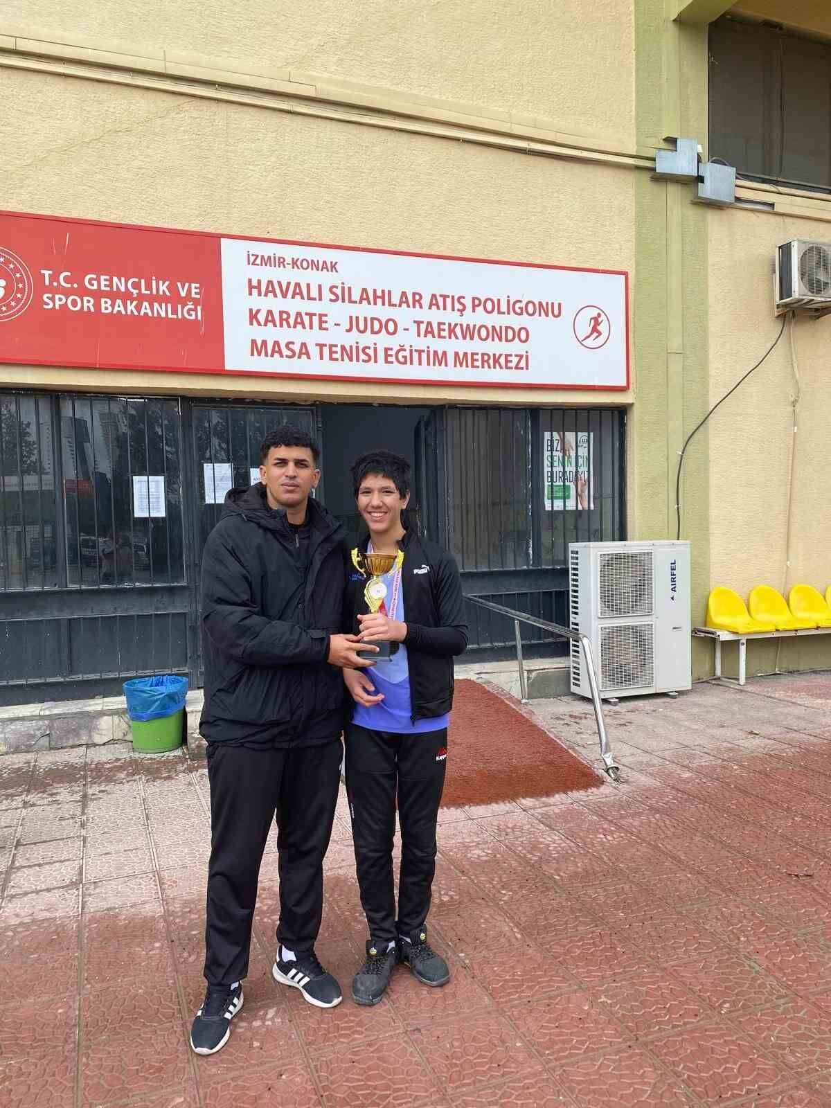 Aliağa'nın özel sporcularından çifte şampiyonluk