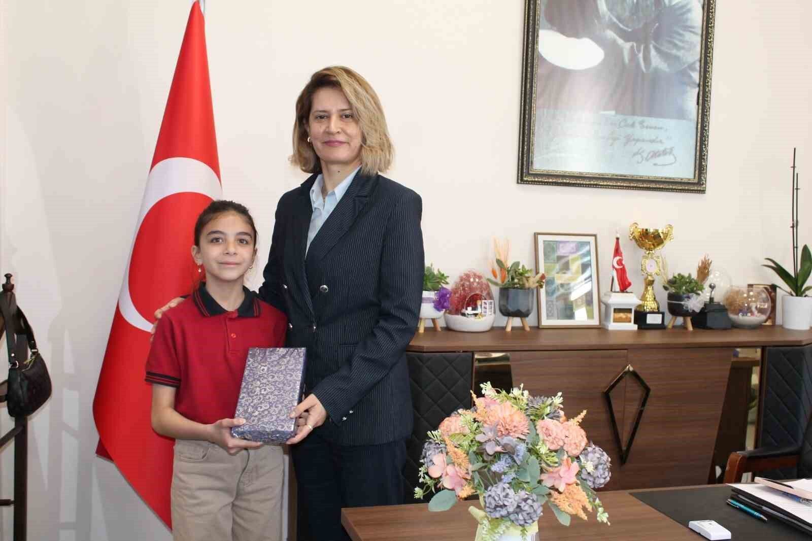 Altıntaş'ta çevreye duyarlı minik öğrenci ödüllendirildi