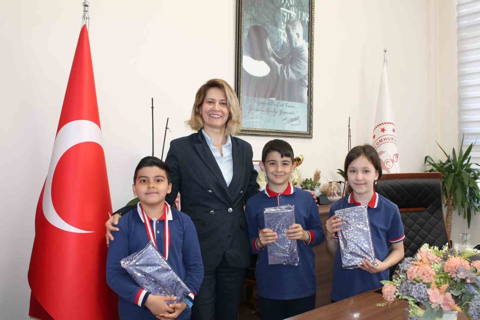 Altıntaş'ta dereceye giren öğrenciler ödüllendirildi