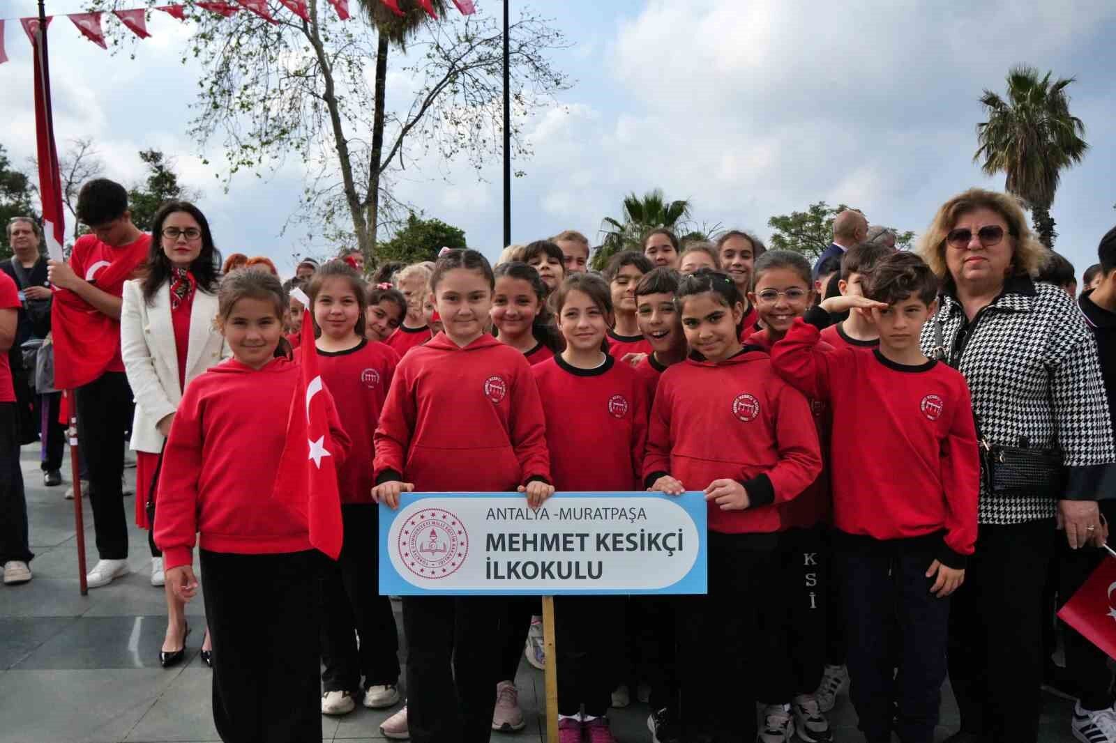 Antalya'da 23 Nisan kutlamaları çelenk sunma töreniyle başladı