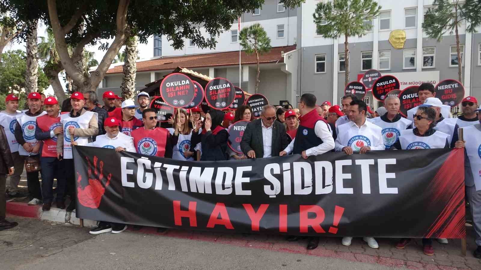 Antalya'da okullara yapılan saldırılar protesto edildi