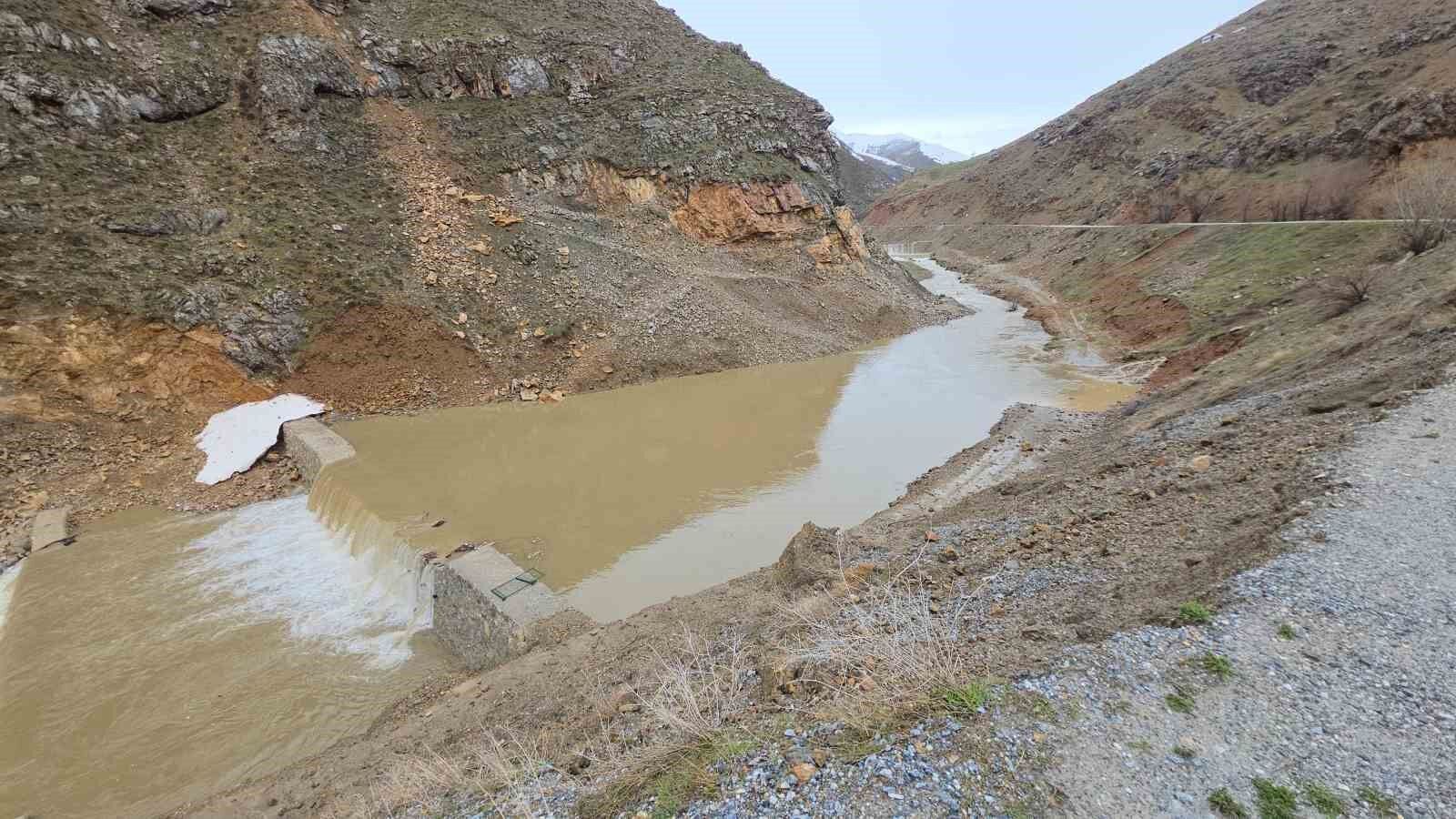 Bahçesaray'da su taşkını tehlikesi