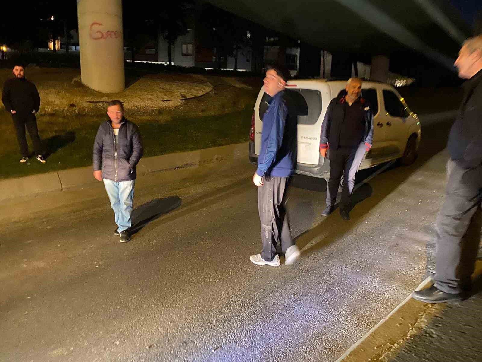 Bakırköy'de yolda kalan araç trafiği kilitledi: Yolcularla sürücü arasında tartışma kamerada